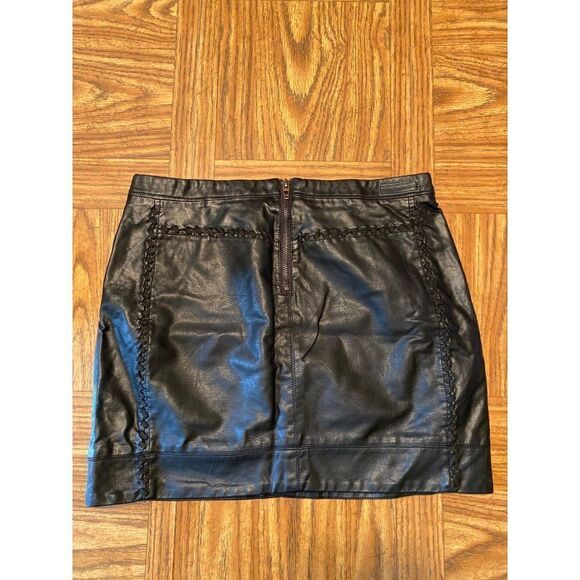 Blank NYC women's black faux leather y2k with braided side pockets mini skirt 28 - Picture 3 of 9